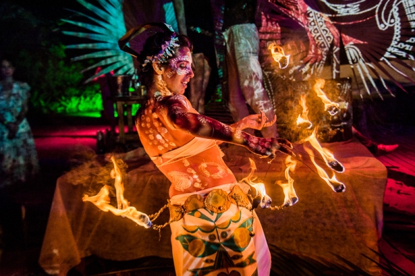 Trazendo as boas vibrações do fogo e da dança para 2015, Amber Joy Gava se apresenta no Nuits Gypset, festa do Café de La Musique em Trancoso (Bahia). O evento reuniu, sábado à noite, gente de todo o Brasil, com performance da trupe de artistas ciganos em celebração para o novo ano | RP1 Comunicação