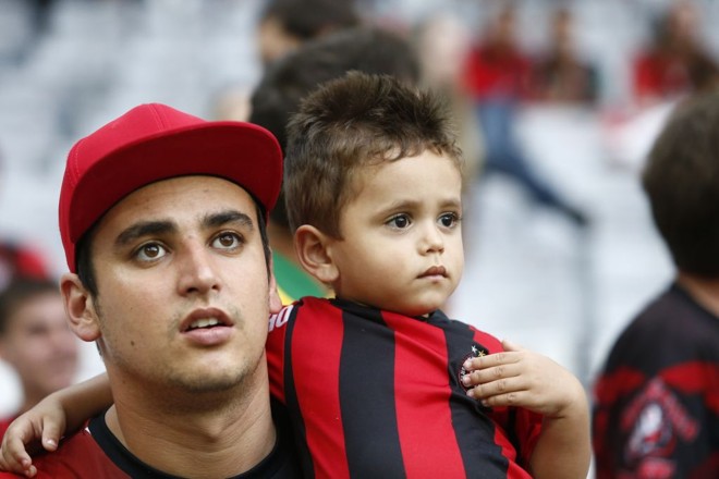 Pai e filho à espera do Atlético. | 