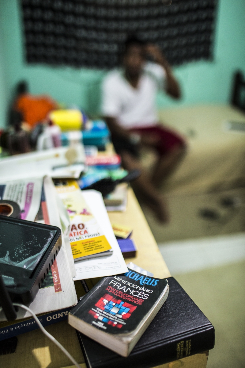 O haitiano Maurice tenta superar o trauma de ter sido espancado e humilhado no antigo trabalho | Brunno Covello/Gazeta do Povo