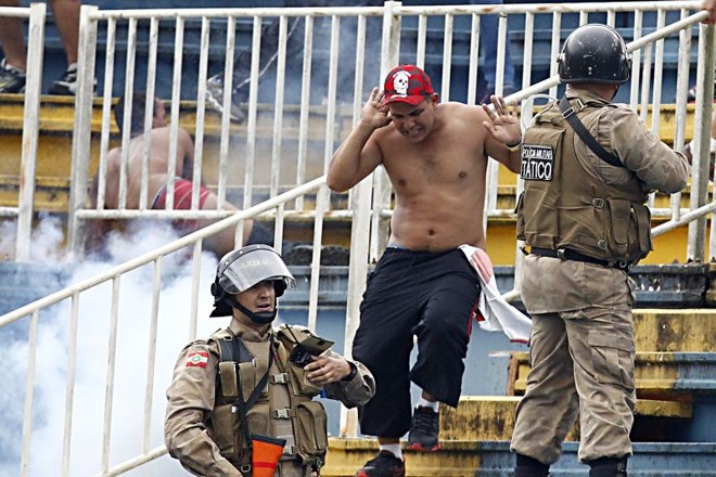 A chegada da polícia, que não havia sido convocada para o jogo. interrompeu o confronto. |