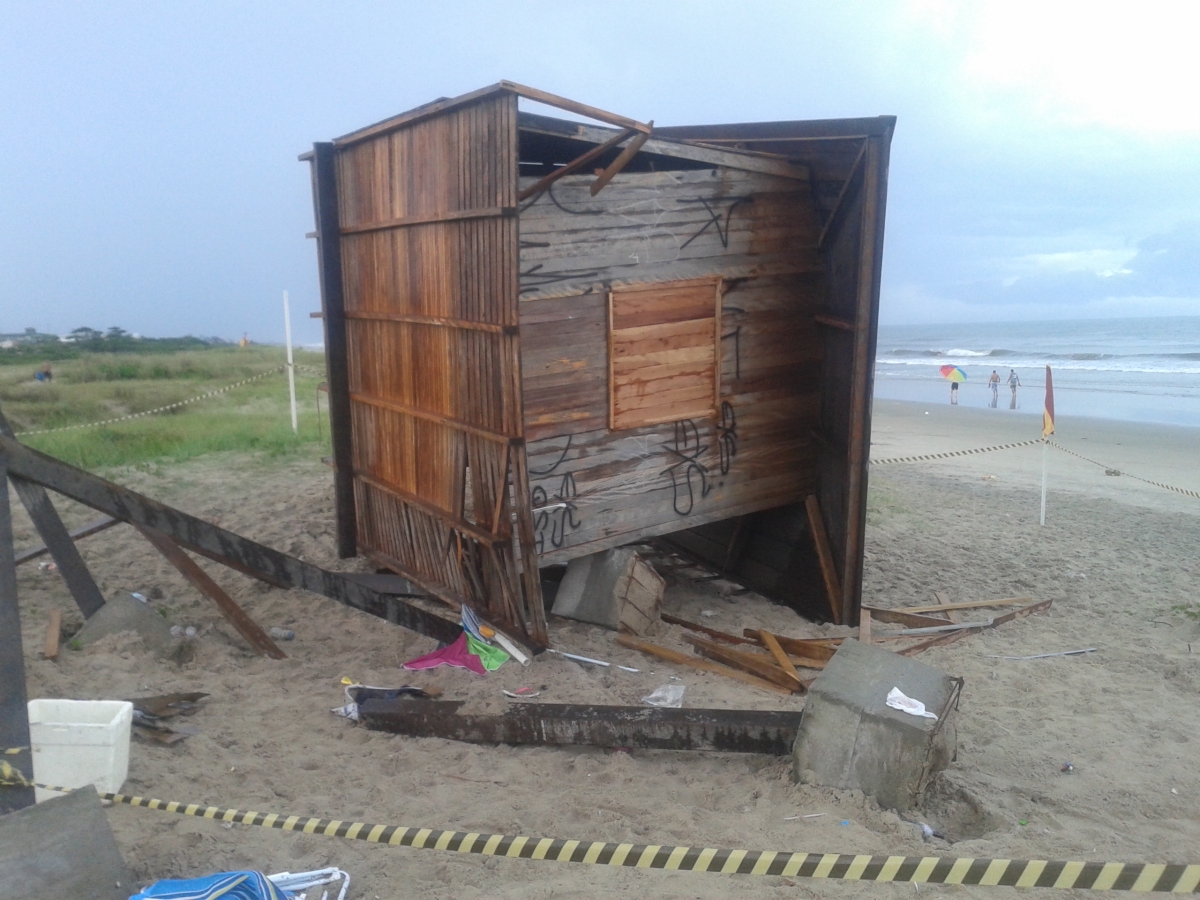 Posto do Corpo de Bombeiros em Praia de Leste foi tombado pela força do vendaval | Divulgação/Corpo de Bombeiros