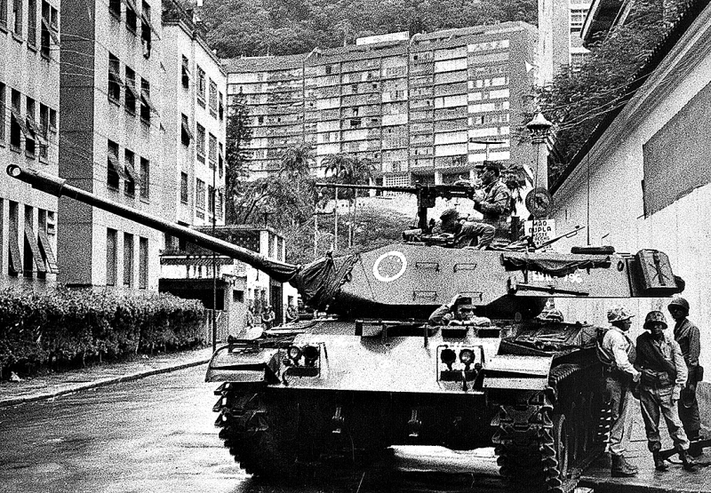 Rio de Janeiro, dia do golpe (31/3/64): tanque para em frente à casa do presidente deposto João Goulart | Arquivo/Estadão Conteúdo