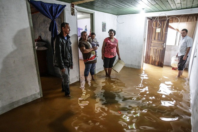 Casa alagada no Jardim Bonfim, em Almirante Tamandaré |