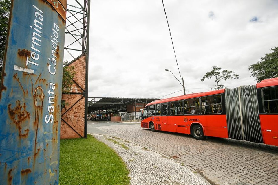 Reforma no terminal do Santa Cândida deveria ter ficado pronta para a Copa, mas prazo não foi cumprido | Daniel Isoloni / Gazeta do Povo