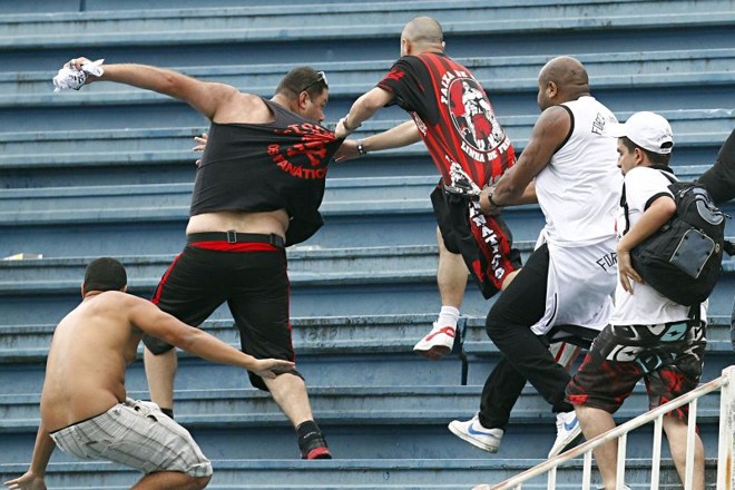 O confronto entre atleticanos e vascaínos deixou o jogo parado por mais de uma hora. |