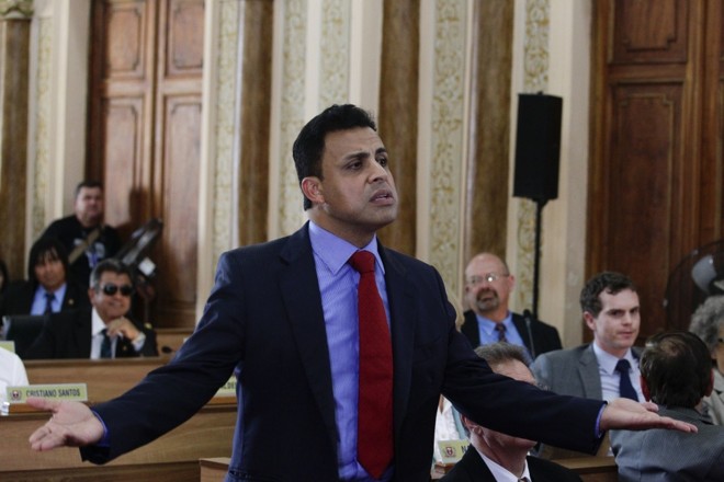 O vereador Valdemir Soares (PRB) contesta a decisão do presidente da Câmara, Paulo Salamuni (PV), de não impugnar a chapa de Aílton Araújo (PSC) |