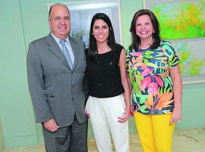 Na foto, ladeada pelos pais, Jayme Canet Neto e Lucia Durães, a fotógrafa Mariana Canet inaugurou a coleção de fotos Natureza e o Tempo na Zilda Beltrão Galeria de Arte. Em tempo: os cliques ficam expostos até às 14h, deste sábado |