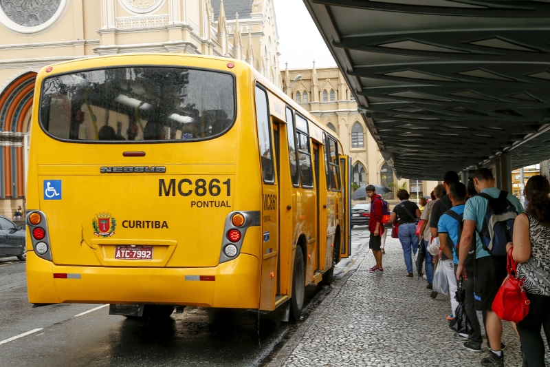 Sem cartão para o micro-ônibus, passageiros teriam migrado para aqueles que aceitam dinheiro | Hugo Harada/Gazeta do Povo