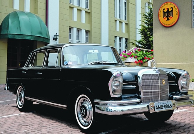 Junho - Mercedes-Benz 220 S 1965: A preciosidade do hoteleiro Carlos Grocoske, 74 anos, nunca foi reformada. Está no estado original de fábrica, apenas com manutenções de rotina. O 220 S foi o carro feito para entrar no mercado norte-americano. Até hoje é visto em diversas publicidades da Mercedes. Bastante confortável e seguro, é a garantia de ida e volta sem percalços nas viagens do casal Carlos e Guita Grocoske. Sob o capô, um bloco 2.6 com 6 cilindros, que rende 160 cv |