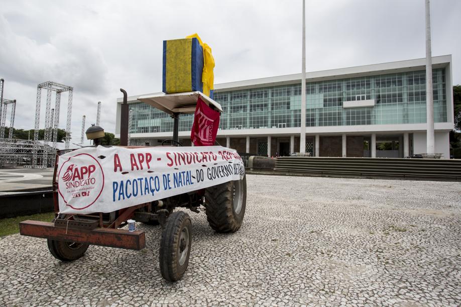 Trator foi levado para a frente do Palácio Iguaçu para criticar a urgência e a falta de diálogo do governo do Paraná para votar o aumento de impostos e a taxação de aposentados | Henry Milleo / Agência de Notícias Gazeta do Povo
