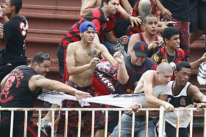 O confronto entre atleticanos e vascaínos deixou o jogo parado por mais de uma hora. |