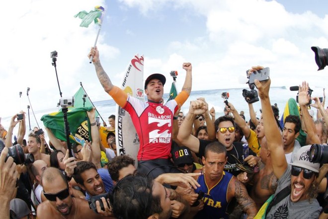 Gabriel Medina é carregado após a conquista do título mundial |