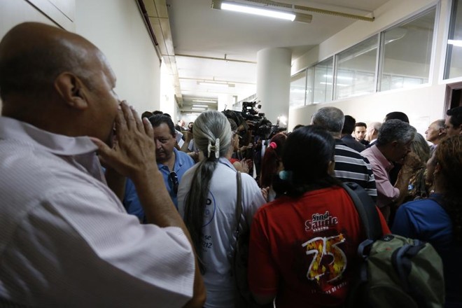 Sob protesto de aposentados, a CCJ da Assembleia adiou a votação do projeto que taxa cesta básica em 12% | 
