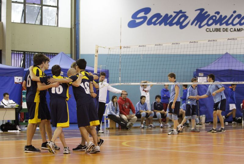 Torneio de vôlei entre estudantes no Santa Mônica: clube de Curitiba é um dos beneficiados do convênio que disponibilizará dinheiro da Lei Pelé para formação de atletas | Daniel Castellano / Gazeta do Povo