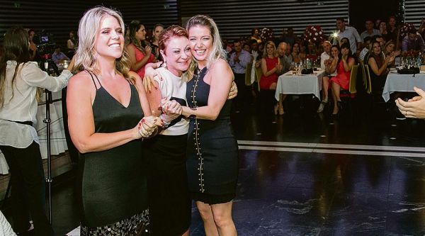 A cantora Luiza Possi foi a atração surpresa da festa de fim de ano da Ademilar, sábado, no restaurante Toscana. Ela entrou cantando a músicaEu quero mais da vida, composta especialmente para a campanha publicitária da empresa. Luiza foi recebida pela presidente da Ademilar, Jussara Schuchovsky (ao centro), e pela superintendente, Tatiana Shuchovsky Reichmann, sua filha | Naideron Jr.