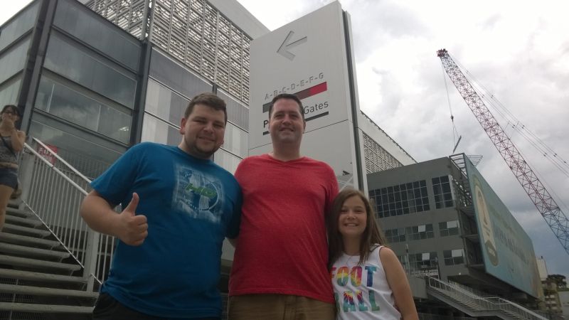 Americano Aaron Amundson, no meio, visitou a Arena da Baixada | Eduardo Luiz Klisiewicz / Gazeta do Povo