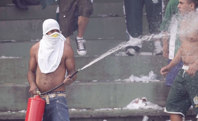 Até um extintor virou arma na Batalha do Couto. |