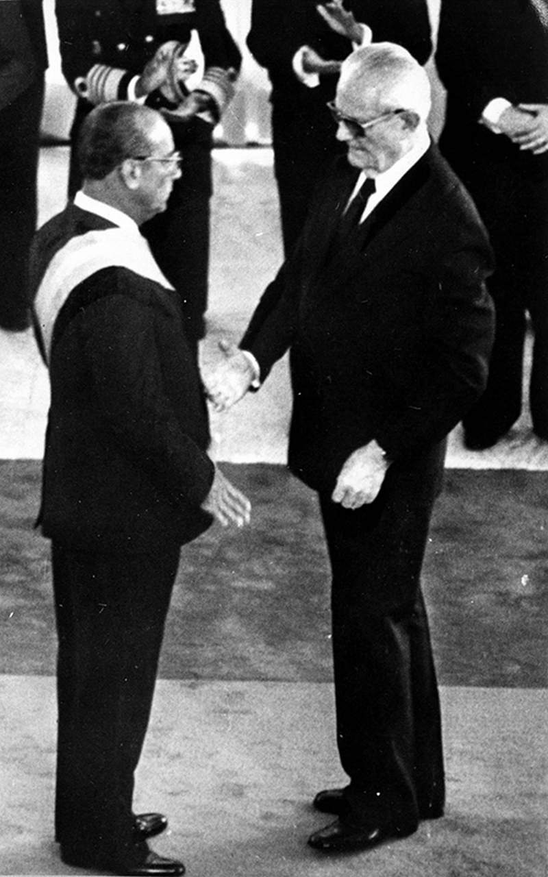 Figueiredo (esq.) e Geisel, os dois últimos generais presidentes. | Arquivo/ Folhapress