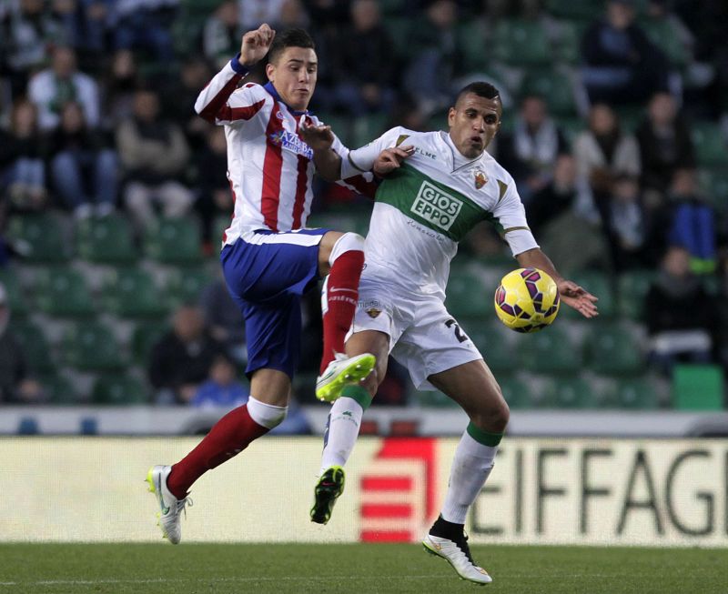 Jose Maria Gimenez, do Atlético de Madrid (esquerda) e Jonathas De Jesus, do Elche, brigam por bola durante partida deste sábado | REUTERS/Heino Kalis