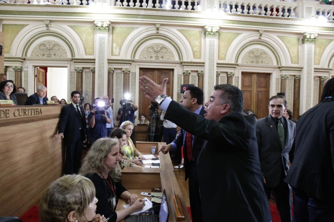 Os vereadores Chico do Uberaba (PMN) e Valdemir Soares (PRB) contestam a decisão do presidente da Câmara, Paulo Salamuni (PV), de não impugnar a chapa de Aílton Araújo (PSC) |