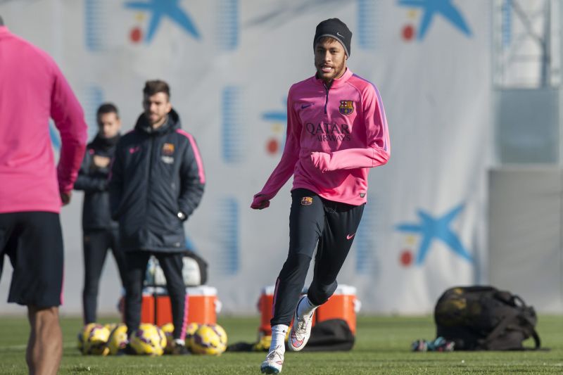 Neymar em treino do Barcelona nesta sexta-feira (19): liberado pelo departamento médico. | Alejandro Garcia/EFE