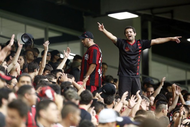 Hora de ditar o ritmo da torcida. | 