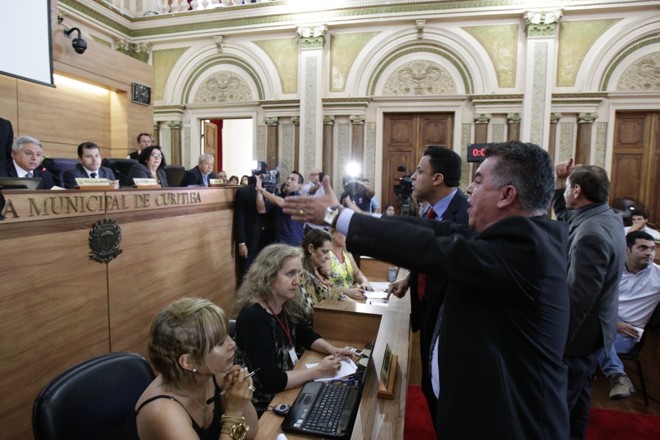 Os vereadores Chico do Uberaba (PMN) e Valdemir Soares (PRB) contestam a decisão do presidente da Câmara, Paulo Salamuni (PV), de não impugnar a chapa de Aílton Araújo (PSC) |