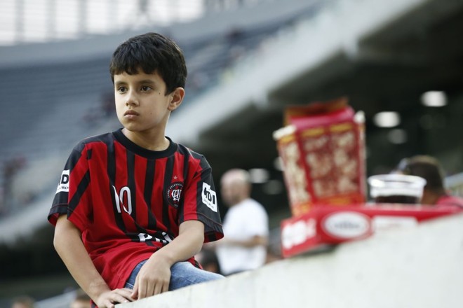 Encantado pelo gramado, o torcedor-mirim não quis nem saber da pipoca e do refrigerante. | 