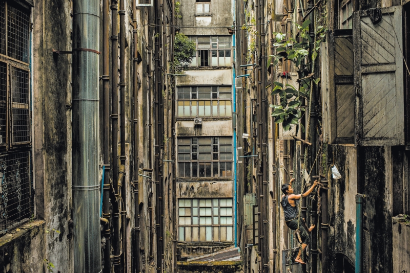 As construções da época do regime britânico em Mianmar foram negligenciadas. Acima, a retirada de um cano enferrujado; a antiga sede da Contadoria Geral | Tomas Munita /The New York Times