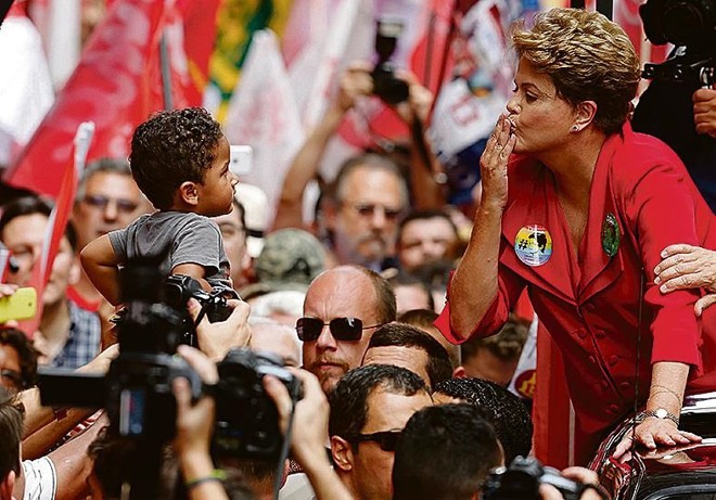 Dilma Rousseff em campanha: voto a voto contado com Aécio |