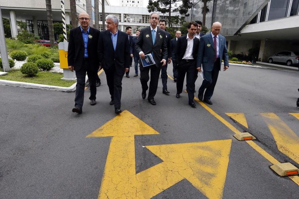 Eduardo Cunha, que busca um caminho para ser presidente da Câmara dos Deputados, acompanhado de políticos paranaenses | Albari Rosa / Agência de Notícias Gazeta do Povo