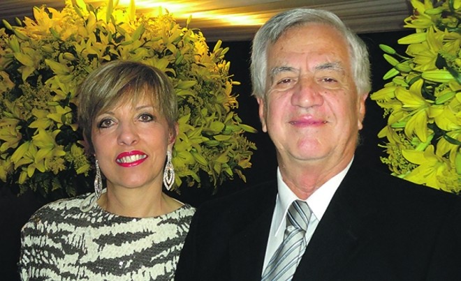 Nos elegantes salões do Clube Curitibano, o casal Olga e Elcio Bergamini |