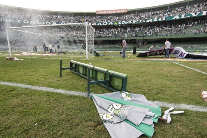 O rastro de devastação no gramado do Couto Pereira. |