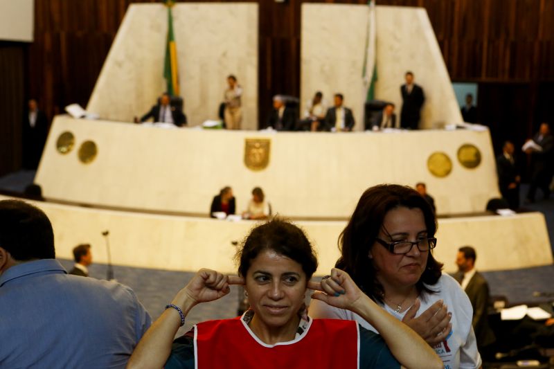 Manifestantes pressionam e sessão que vota tarifaço na Assembleia Legislativa foi suspensa 15 minutos | Henry Milleo / Agência de Notícias Gazeta do Povo
