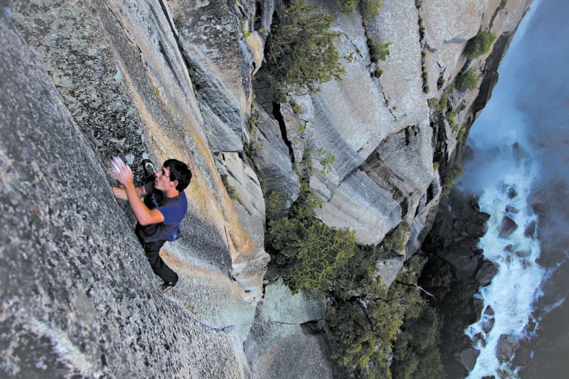 Alex Honnold faz escalada no Parque Nacional Yosemite, Califórnia; ele é conhecido por não usar equipamentos de segurança | Sender Films