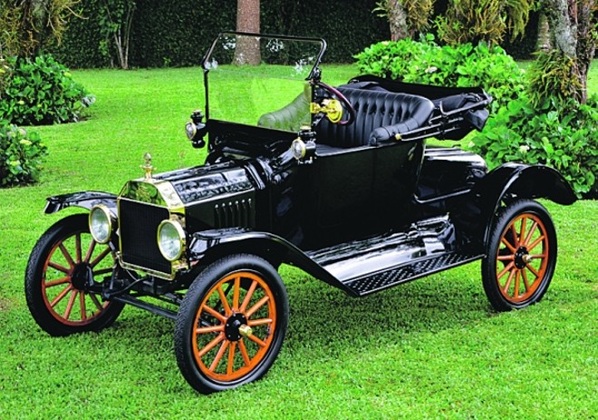 Dezembro - Ford T Roadster 1916: O Ford T Roadster Runabout foi adquirido pelo médico Luiz Ernesto Wendler, 58 anos. O modelo édifícil de dirigir. O acelerador fica na alavanca de mão e a troca de marchas (de duas velocidades) é efetuada no pedal esquerdo. O T foi o primeiro carro produzido em massa, de 1908 a 1927, com quase 17 milhões de unidades. O motor de 4 cilindros rende 20 cv |