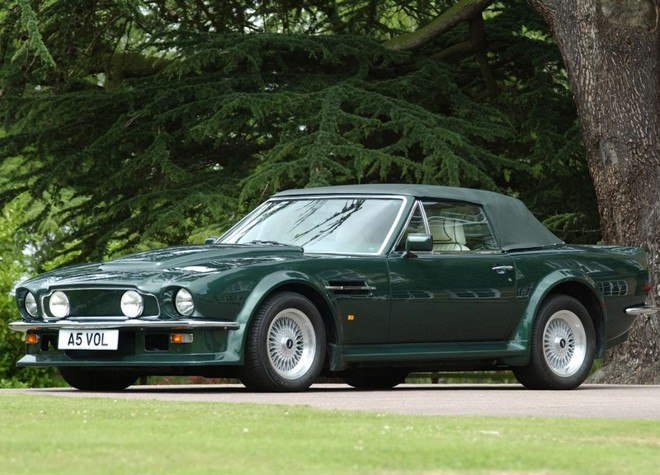 Aston Martin V8 Vantage Volante- Marcou o retorno da Aston Martin como veículo principal do 007, após o protagonista dirigir outras marcas em longas anteriores. O filme 007 Marcado para Morrer (1997) tinha Timothy Dalton no papel principal. O conversível era equipado com um emissor de laser na roda, capaz de cortar o chassis de um veículo ao lado. Também veinha com um foguete para fornecer uma breve explosão de velocidade. Ele estava escondido atrás da placa traseira. O V8 Vantage Volante foi fabricado de 1986 a 1989 e trazia um bloco 6.3, de 450 cv |