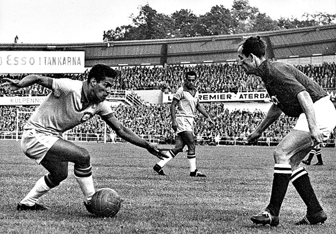 Brasileiro entorta zagueiro da União Soviética na Copa de 1958 |