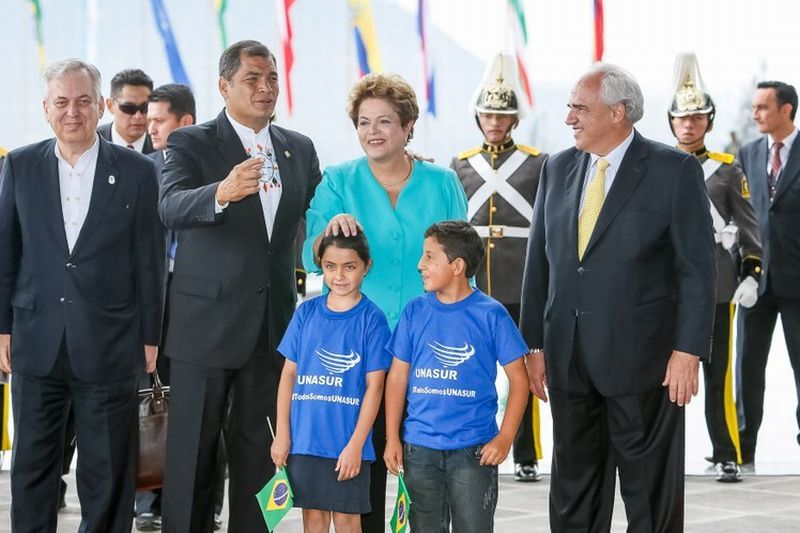 A presidente Dilma Rousseff durante chegada para a Cúpula Extraordinária da Unasul ao lado do presidente do Equador, Rafael Correa | Roberto Stuckert Filho / Presidência da República / Divulgação