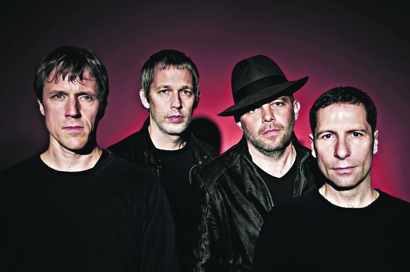 Da esq. para a direita: Loz Colbert (bateria), Andy Bell (guitarra), Mark Gardener (guitarra e voz) e Steve Queralt (baixo), juntos após 20 anos | Divulgação