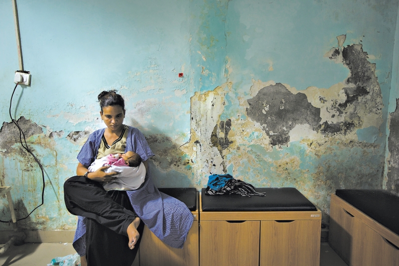 Mãe amamenta em Haryana, na Índia, onde quase todos os bebês nascidos em hospitais nos últimos anos receberam injeções de antibióticos | Kuni Takahashi/ The New York Times