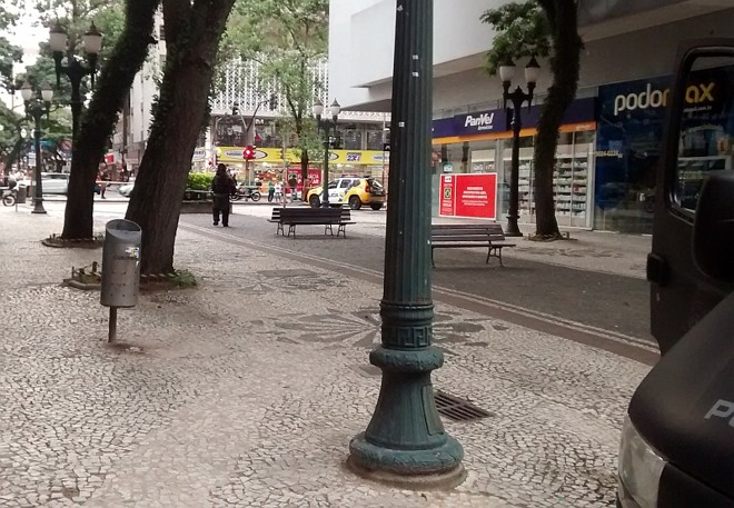 Curiosos acompanharam o trabalho dos policiais querendo saber do conteúdo do pacote, que continha apenas comida e nenhum explosivo |