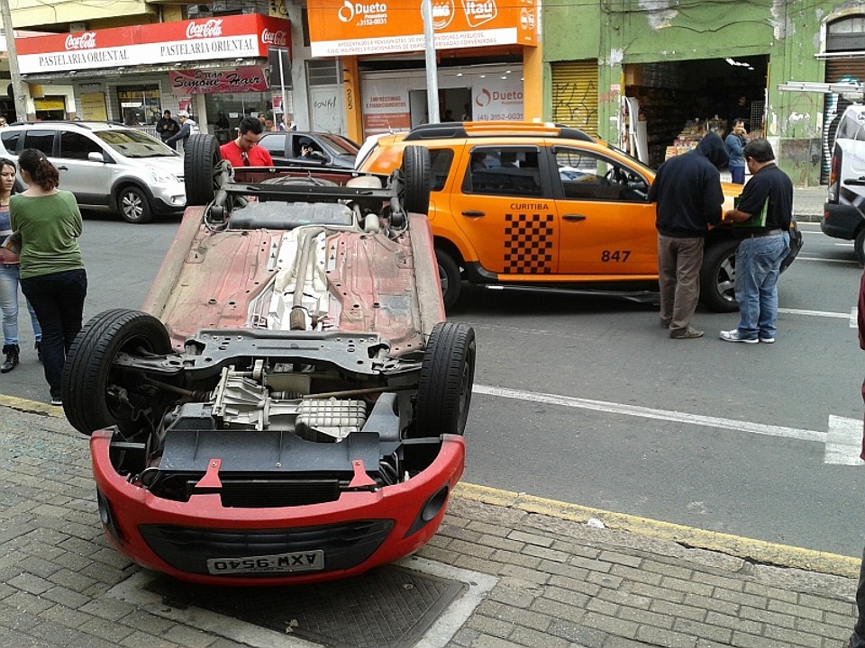 Acidente ocorreu por volta das 9h30 da manhã no Centro, em Curitiba | Alexandre Mazzo / Agência de Notícias Gazeta do Povo