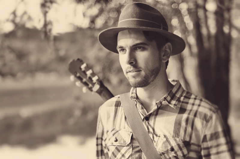 O violeiro curitibano João Triska, compositor e arranjador desde 2011. | Divulgação