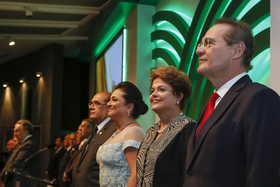 A presidente Dilma Rousseff durante solenidade de posse da Diretoria e Conselho Fiscal eleitos da Confederação da Agricultura e Pecuária do Brasil ao lado da senadora Kátia Abreu (à esquerda) e do presidente do Senado, Renan Calheiros (à direita) | Roberto Stuckert Filho / Presidência da República / Divulgação