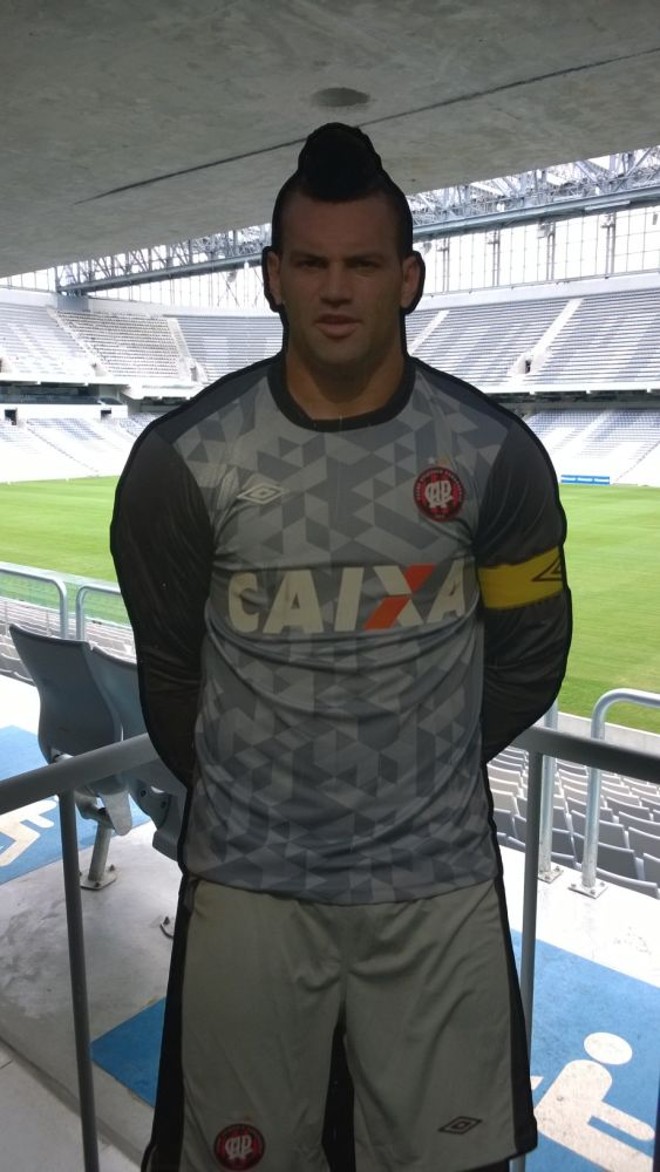 E com o goleiro Weverton |