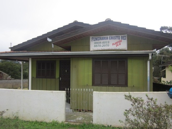 Funerária Cristo Rei, em Tijucas do Sul: casal mora na residência, que tem apenas uma faixa. | 