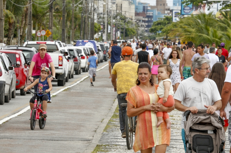 O tempo não convidava para banho de mar e os turistas aproveitaram para passear na orla | Hugo Harada/Gazeta do Povo