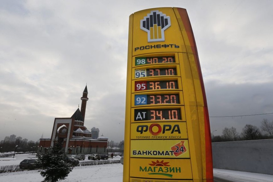 Posto de gasolina em Moscou: preço do petróleo cai e leva economia à recessão. | Yuri Kochetkov/EFE