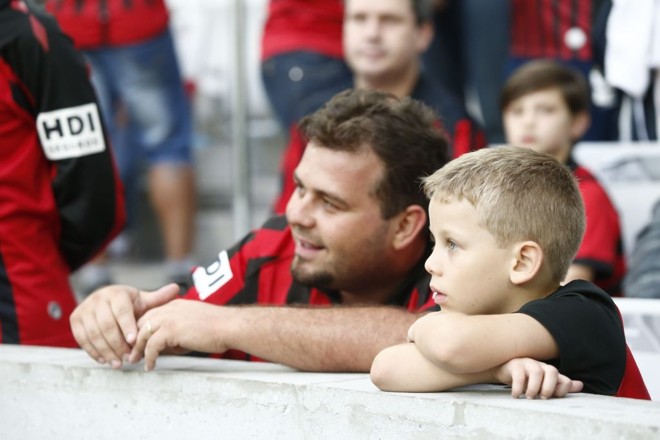 Apoiados na mureta e pertinho do gramado: o programa de domingo perfeito do pai e filho atleticano. | 